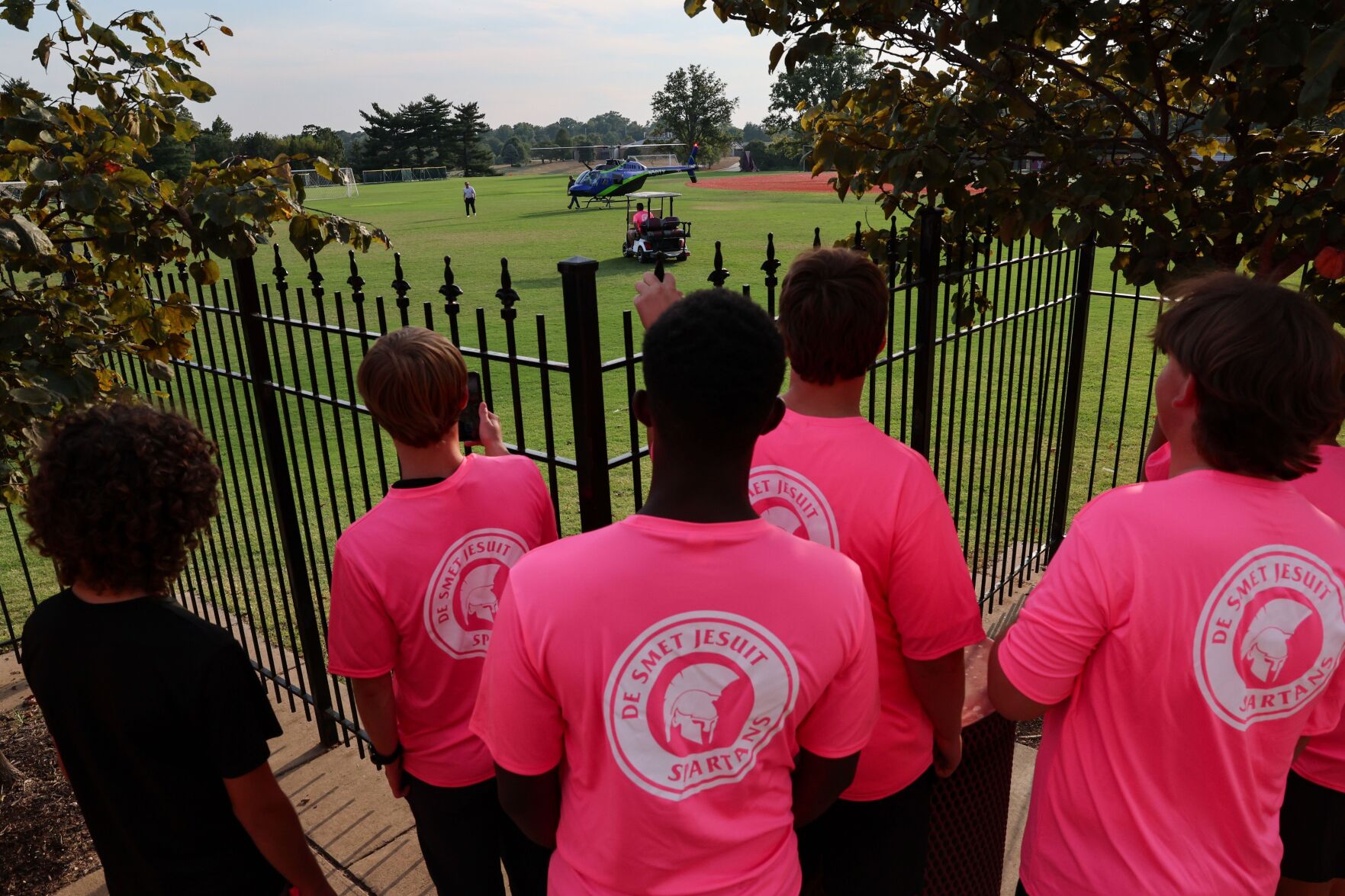 De Smet Jesuit High School football hosts 51黑料 University High School